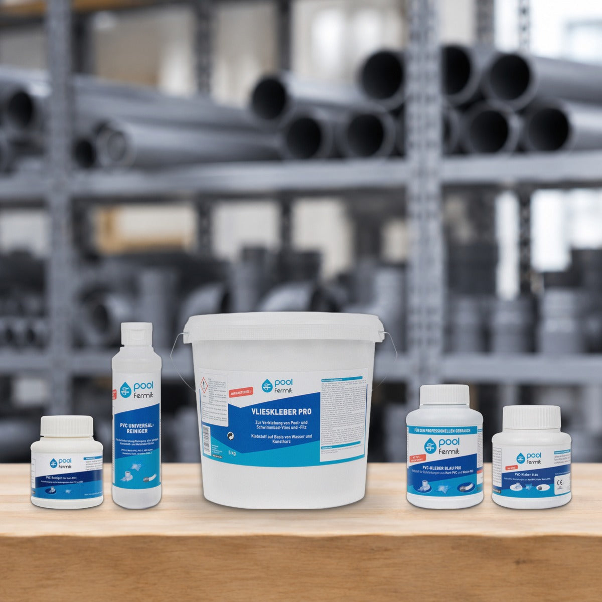 pool fermit Verklebung: PVC-Reiniger, PVC Universal-Reiniger, Vlieskleber PRO und PVC-Kleber auf der Werkbank